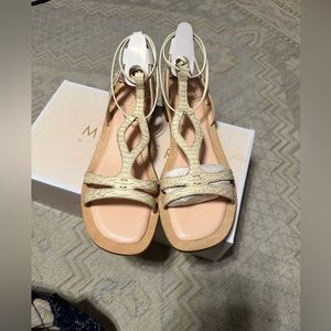 NEW IN THE BOX MAUMERO NEW YORK WOMEN’S BEAUTIFUL CREAMY COLOR SANDAL SIZE 10